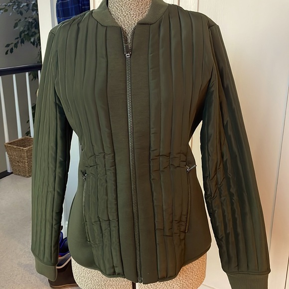 Jackets & Blazers - Cute fitted olive green jacket medium. 2 zippered pockets